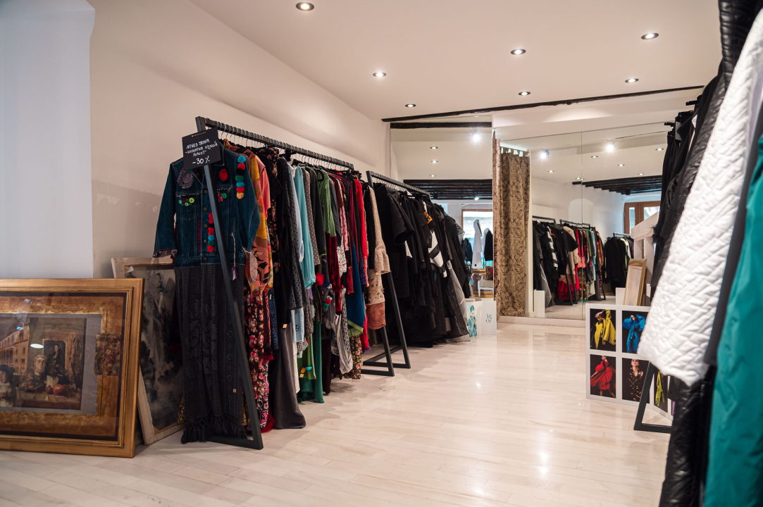 FOTO Modni raj u Šibeniku: Otkrijte ekskluzivne kolekcije hrvatskih dizajnera u Galeriji Juraj Dalmatinac!