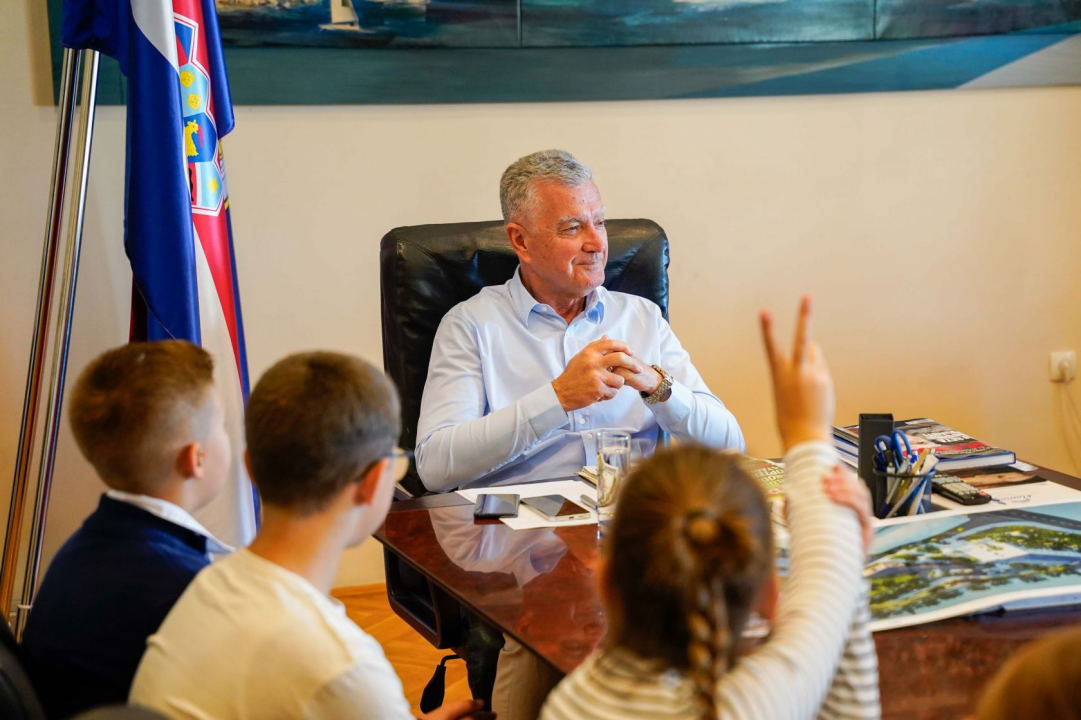 Četvrtaši učiteljice Ivane Guberina posjetili gradonačelnika Burića. Evo što su ga pitali