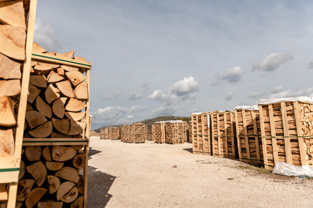 FOTO Opskrbite se za zimu jer su iz Vrcić drva snizili cijene ogrjevnog drva!