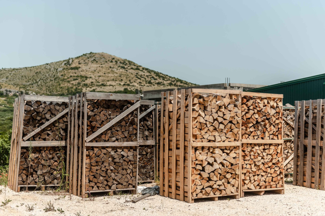 FOTO Opskrbite se za zimu jer su iz Vrcić drva snizili cijene ogrjevnog drva!