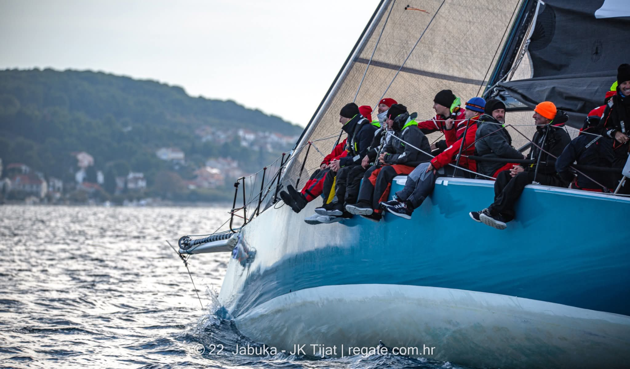 Jedriličarski spektakl u Vodicama: Zlatni olimpijac Fantela i Scorpio pokorili 22. Jabuku
