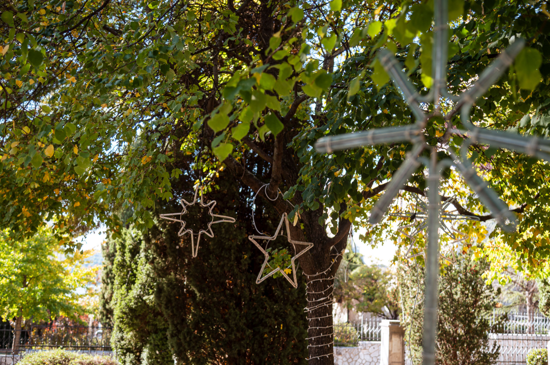 Božićni ukrasi postavljeni po Šibeniku: Još ne svijetle, ali podsjećaju da su blagdani sve bliže
