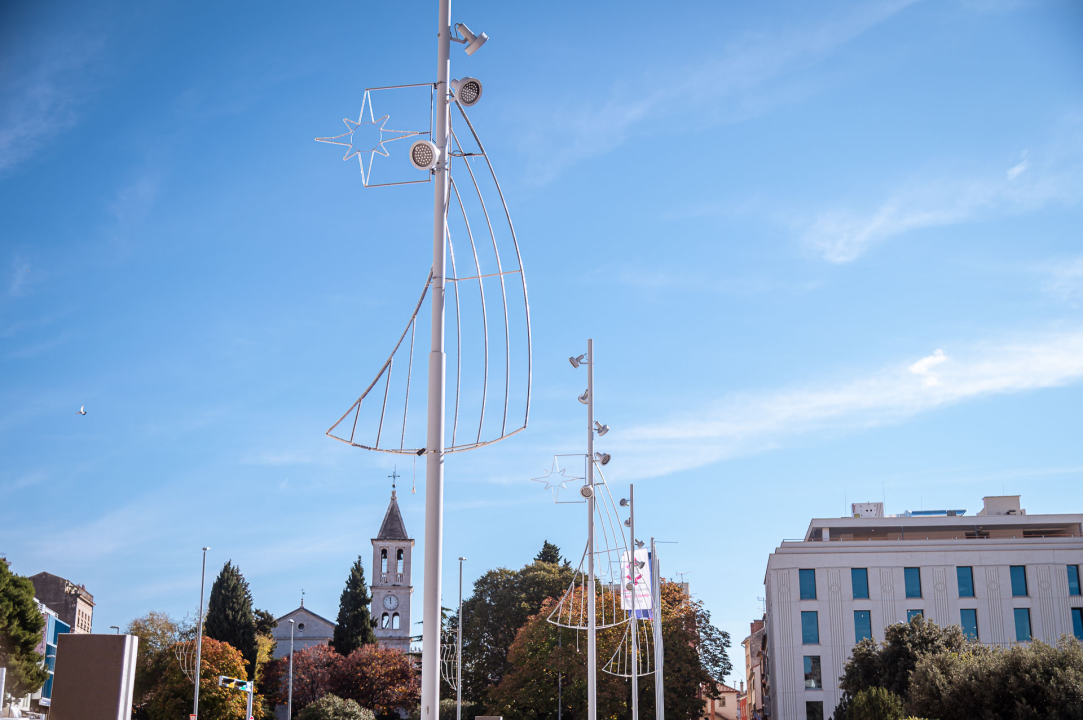 Božićni ukrasi postavljeni po Šibeniku: Još ne svijetle, ali podsjećaju da su blagdani sve bliže