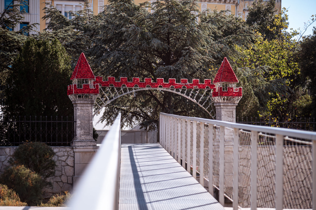 Božićni ukrasi postavljeni po Šibeniku: Još ne svijetle, ali podsjećaju da su blagdani sve bliže