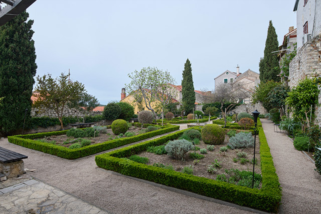 Samostanski mediteranski vrt sv. Lovre – skriveni dragulj u srcu Šibenika