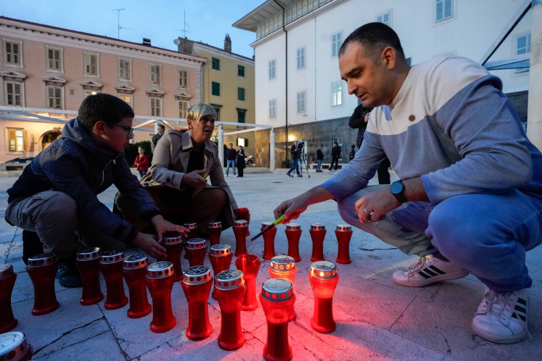 Šibenčani upalili svijeće za žrtve Domovinskog rata uz prigodni program 'I u mom gradu Vukovar svijetli'