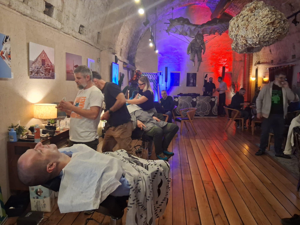 FOTO Održana završnica 'bradate aukcije': Sedmorica veličanstvenih prepustili se britvici i prikupili gotovo 2.000 eura