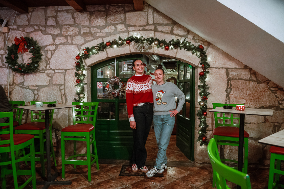 FOTO Doživite tribunjsku blagdansku čaroliju: Stray Cat donosi božićni ugođaj uz tople napitke i domaće delicije! 