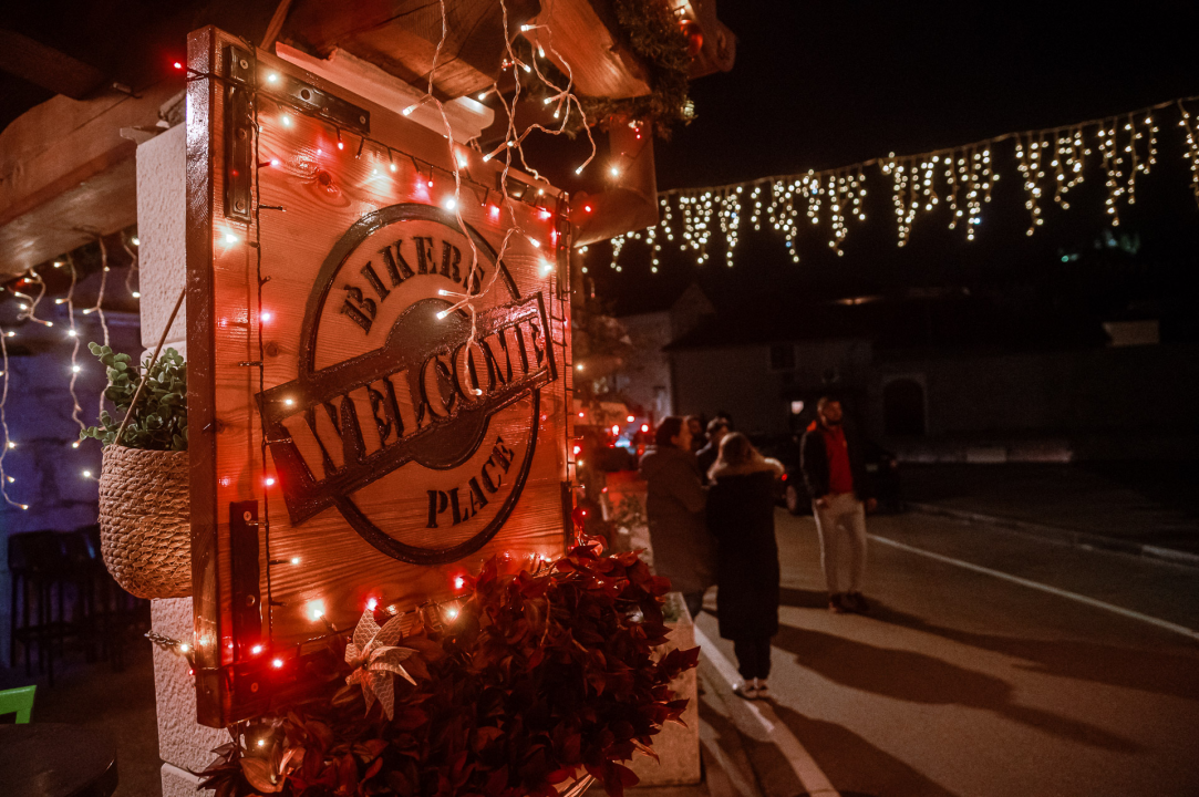 FOTO Doživite tribunjsku blagdansku čaroliju: Stray Cat donosi božićni ugođaj uz tople napitke i domaće delicije! 
