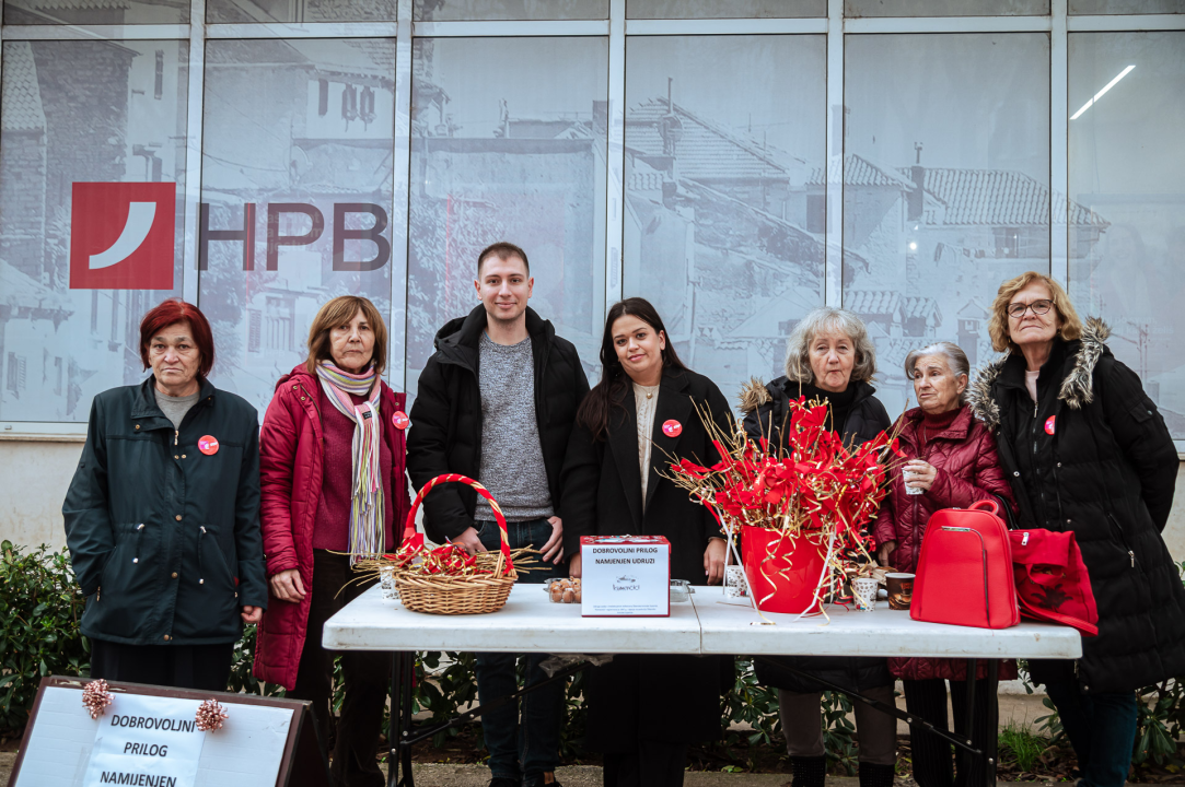 FOTO SDP-ovke dijele šibe i skupljaju dobrovoljne priloge za Udrugu Kamenčić