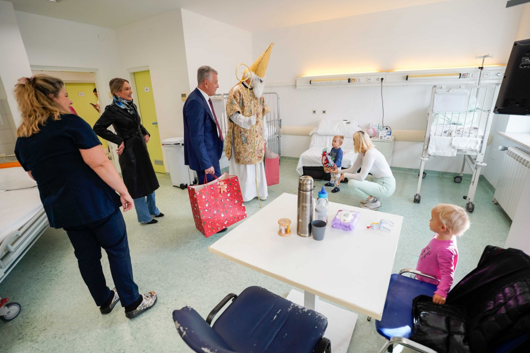 Gradonačelnik Burić u pratnji sv. Nikole obišao Odjel pedijatrije i razveselio mališane