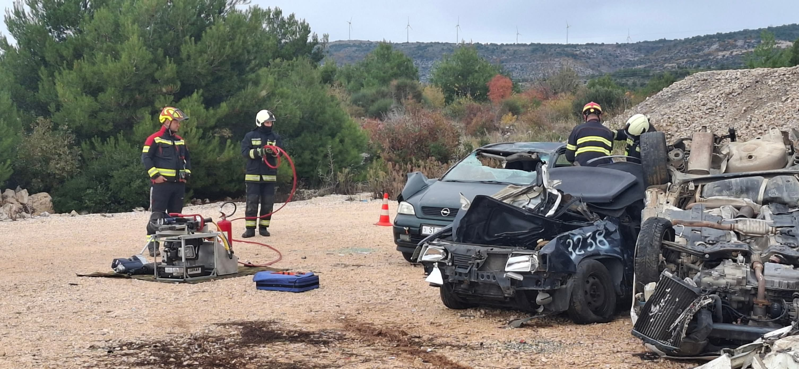 Pirovački vatrogasci spremni za nove izazove, završena edukacija za spasilačke alate