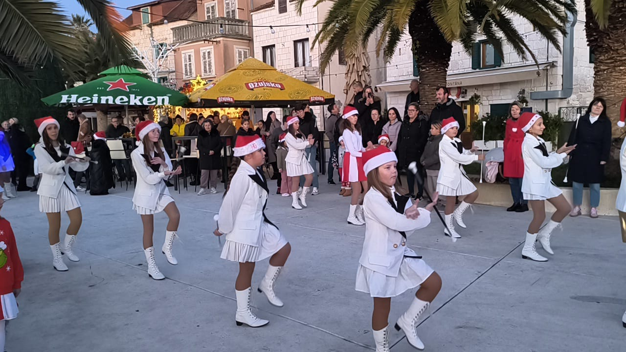 Samo jedna godina iza njih, a Primoštenske mažoretkinje već osvajaju medalje i pozornice