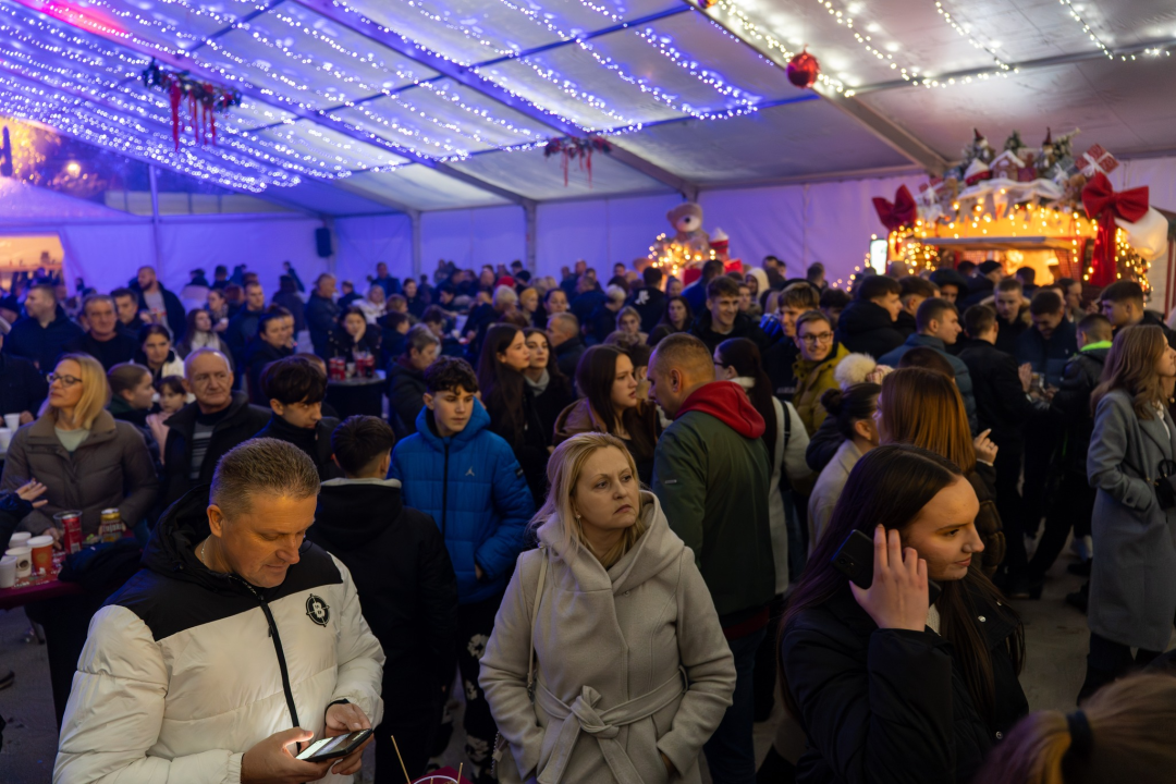 Otvoren Kraljevski advent u Kninu: Peki oduševio publiku, najmlađi uživali na klizalištu