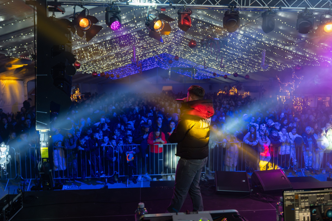 Otvoren Kraljevski advent u Kninu: Peki oduševio publiku, najmlađi uživali na klizalištu