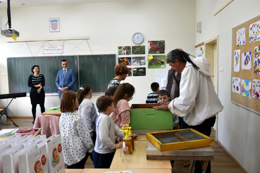 Župan posjetio prvašiće u Pirovcu i podijelio 'medne pakete'