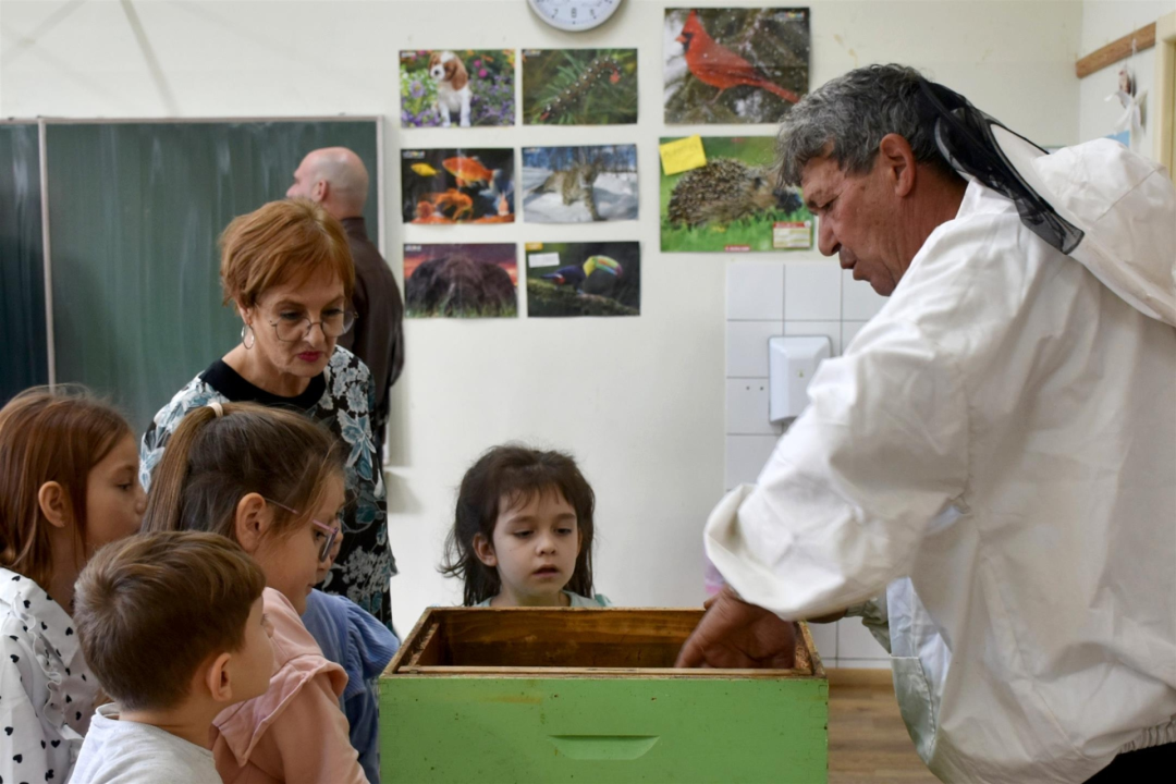 Župan posjetio prvašiće u Pirovcu i podijelio 'medne pakete'