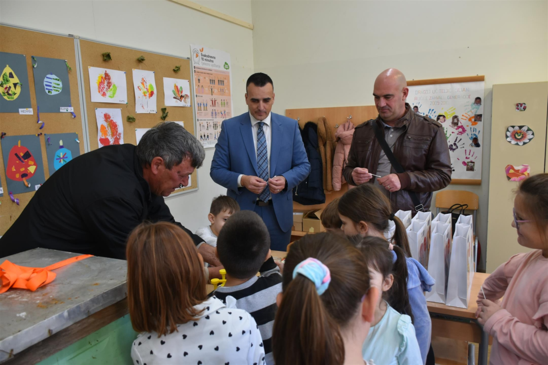 Župan posjetio prvašiće u Pirovcu i podijelio 'medne pakete'