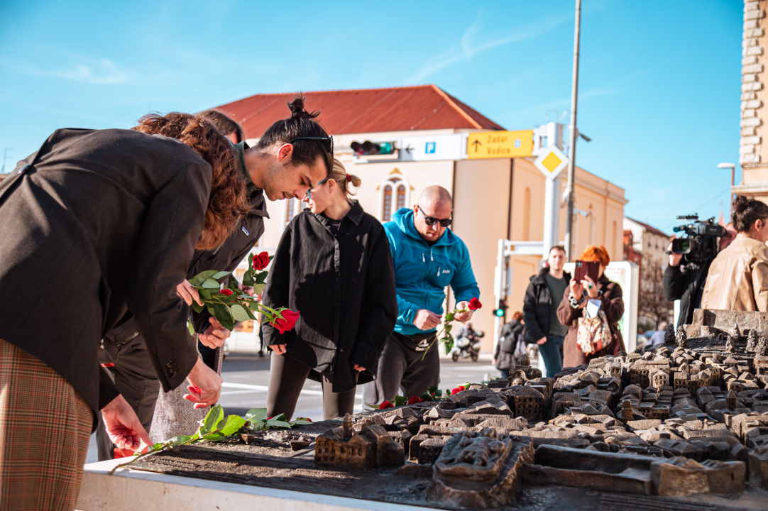 18 ruža za 18 ubijenih žena: 'Snažni javni pritisci manipulacijama poručuju ženama da im je pokornost prirodna'