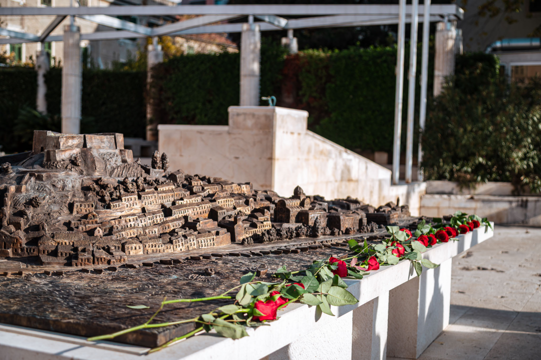 18 ruža za 18 ubijenih žena: 'Snažni javni pritisci manipulacijama poručuju ženama da im je pokornost prirodna'