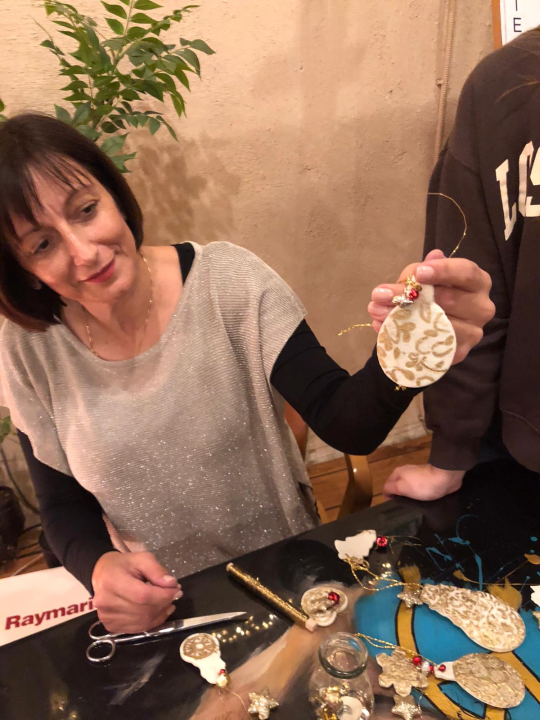 Članovi zatonske knjižnice i Udruge Aurora zajedno ukrasili jelku u Azimutu