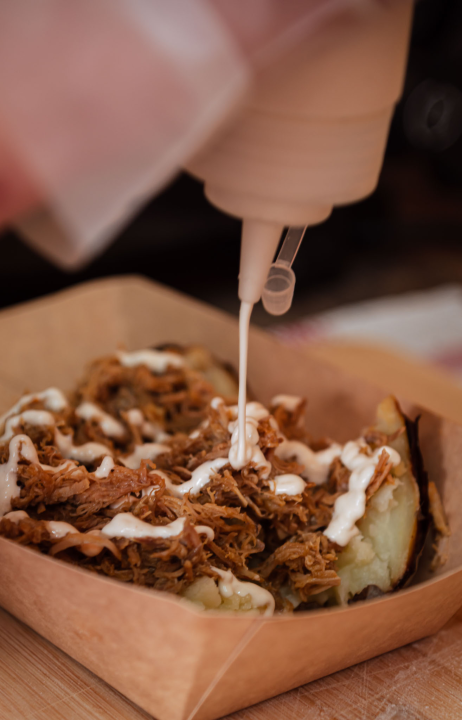 FOTO Novi šibenski street food: Broot Al’ No.1 donosi gotova jela, slasne sendviče i svjetski hit – spud bud krumpir! 