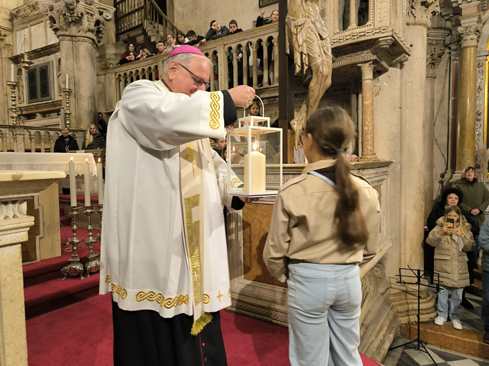 Betlehemsko svjetloobasjalo šibensku Katedralu: Skauti i dječji zborovi u srcu adventa