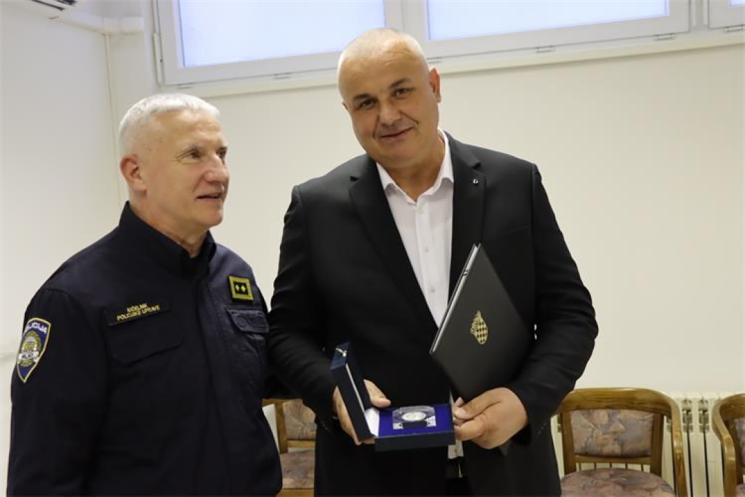 Dodijeljene Spomenice domovinske zahvalnosti i Zahvalnice za iznimne rezultate rada djelatnicima Policijske uprave šibensko-kninske