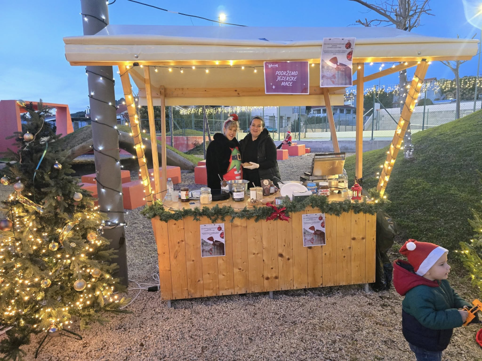 Humanitarni advent u Jezerima okupio mještane i posjetitelje