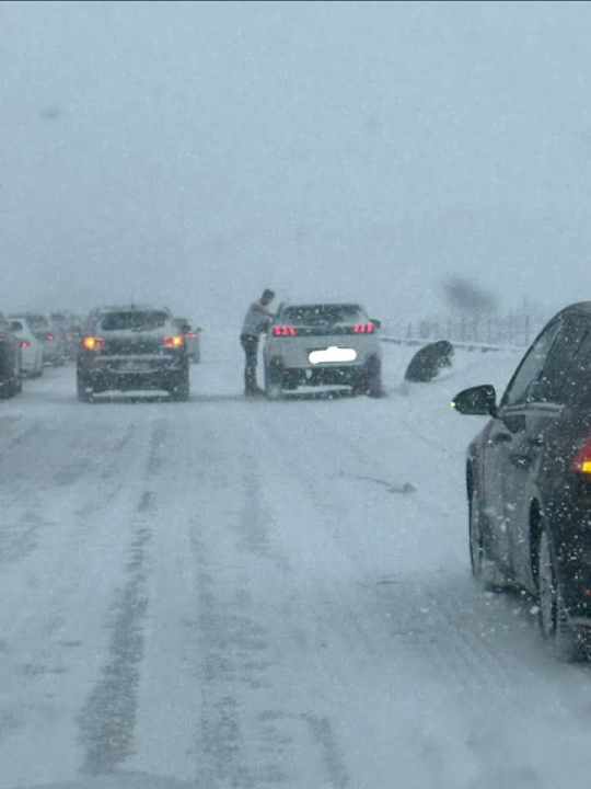 Prometni kolaps: Na A1 ljudi izlaze iz vozila usred snježne mećave, kolone i upozorenja