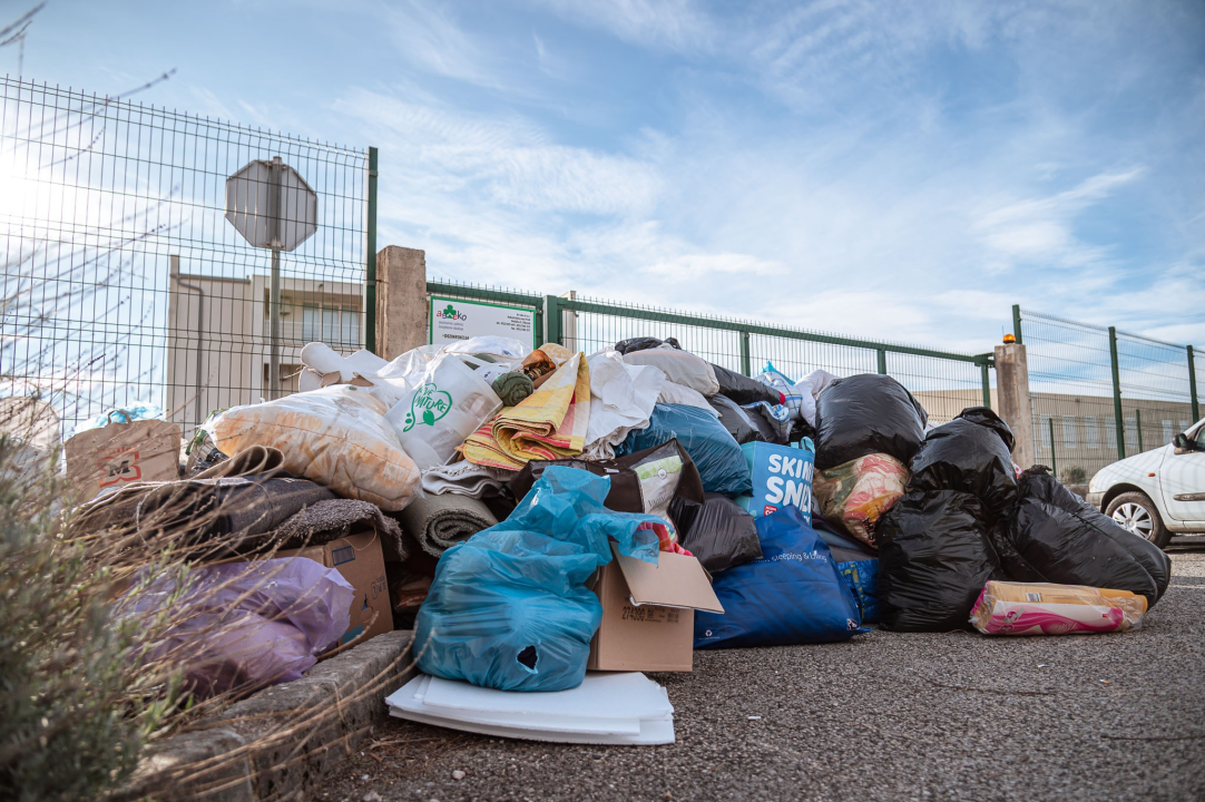 FOTO AS Eko ne želi primiti prikupljenu hranu i deke za pse: 'Idemo u Knin i Zadar ali trebaju nam auti ili kombi'