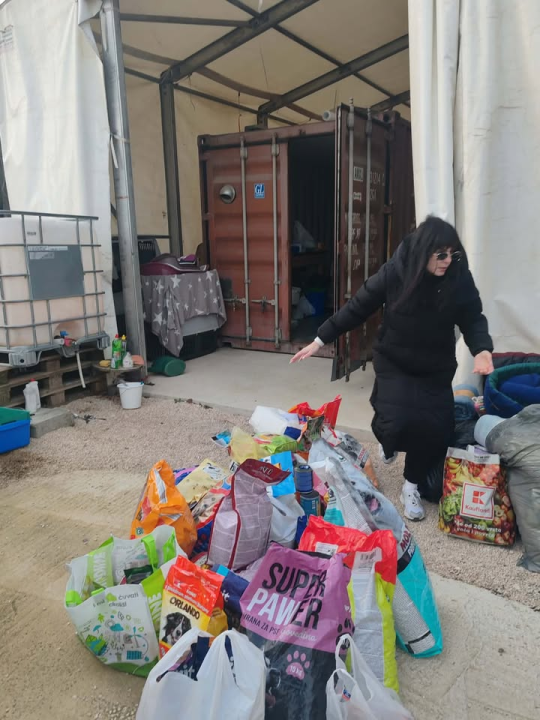 FOTO Kad je već neće u šibenskom AS Eku…Hrana za pse stigla u kninski i zadarski azil