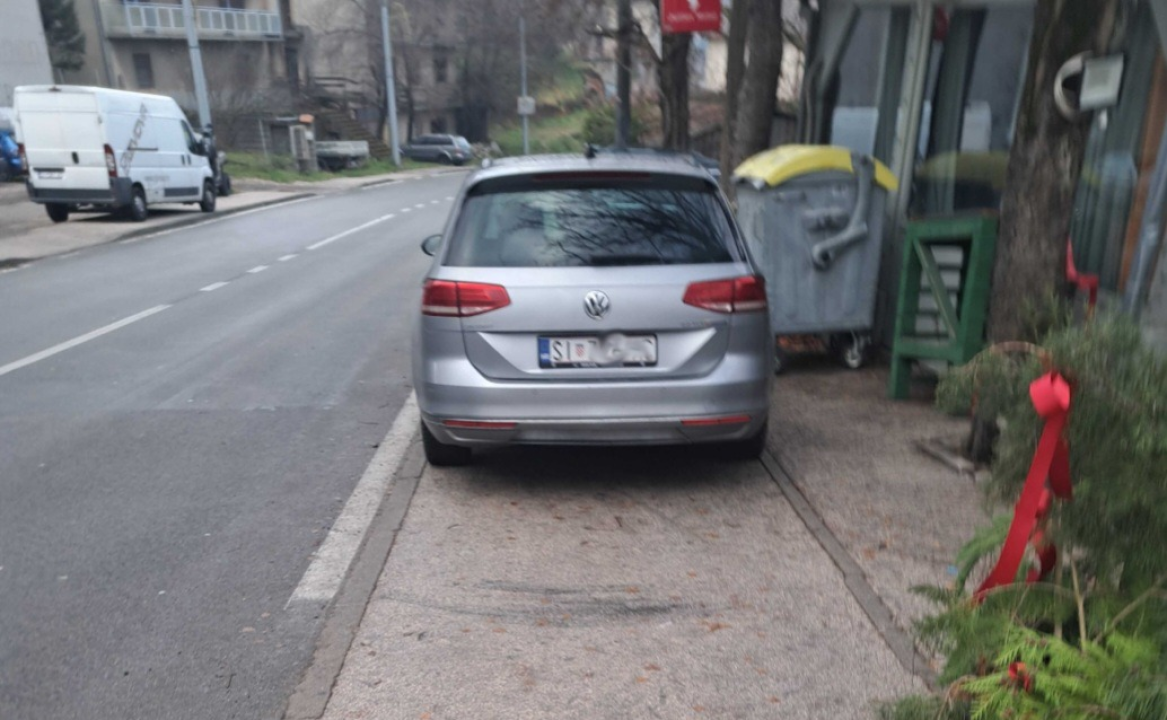 Problemi s parkiranjem na nogostupu svugdje, pa i u Kninu: 'To je sramota'