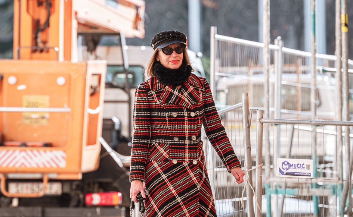 Zimski 'chic' na ulicama: Dugi kaputi i bordo detalji u glavnoj ulozi