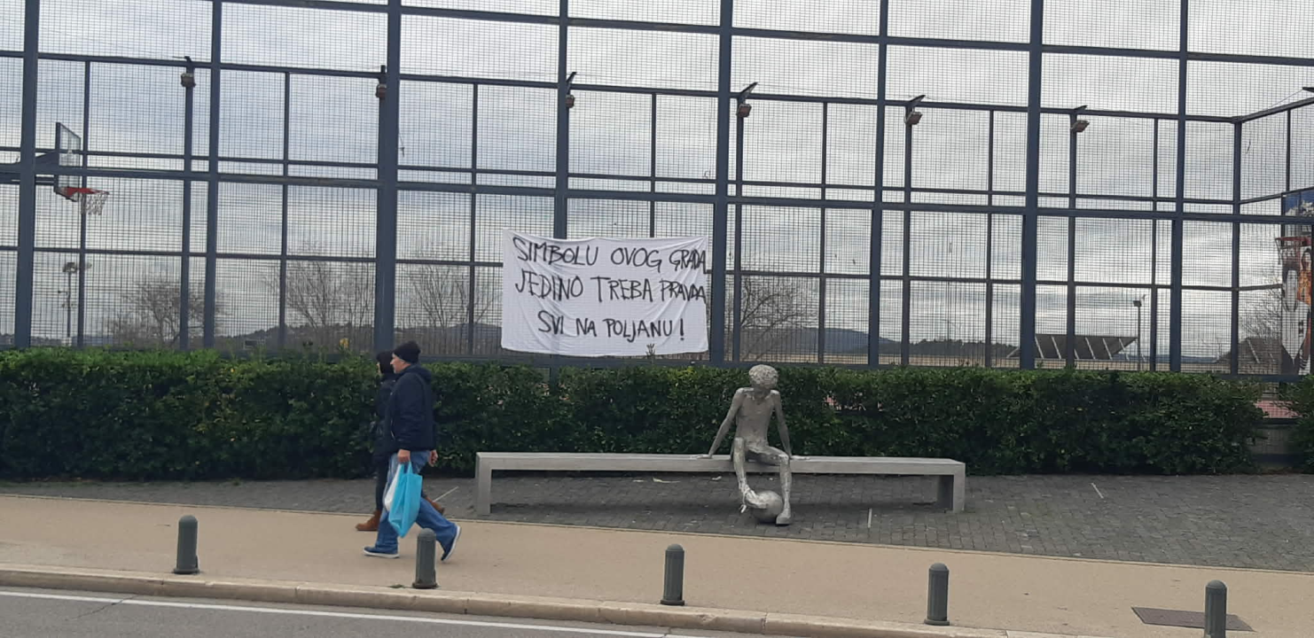 FOTO 'Šibenčani na noge' – Funcuti po gradu izvjesili transparente kojima pozivaju na subotnji mirni skup za spas HNK Šibenika