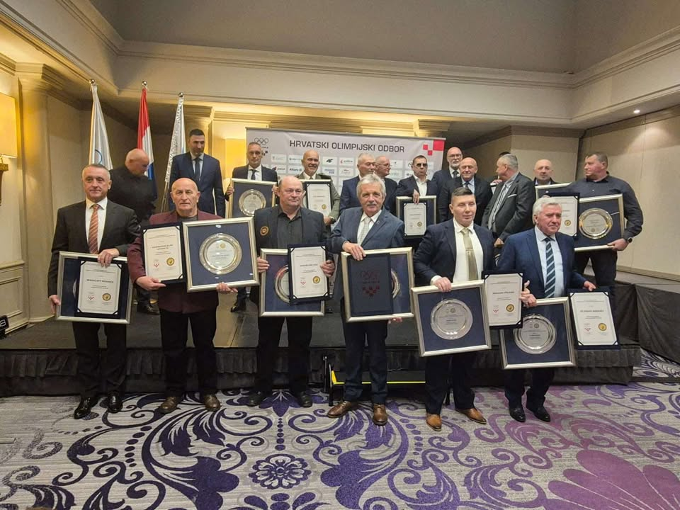 Priznanje kninskom treneru Draganu Pinjuhu za doprinos u obrani Hrvatske: Iz ratnih rana do sportskih pobjeda