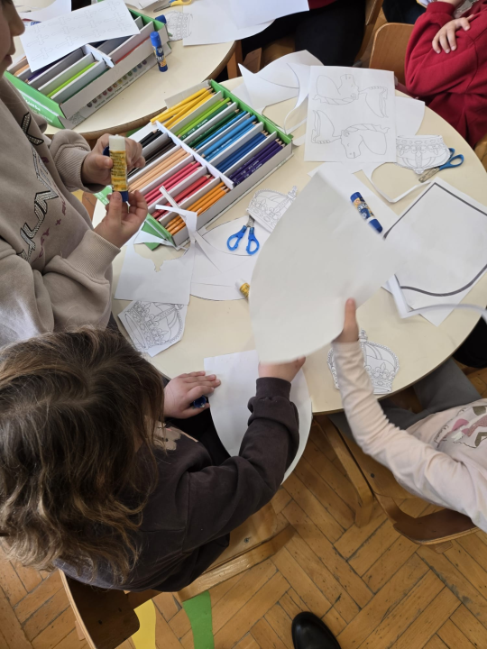 Mali Primoštenci stvarali svoje grbove na radionici kustosice šibenskog Muzeja