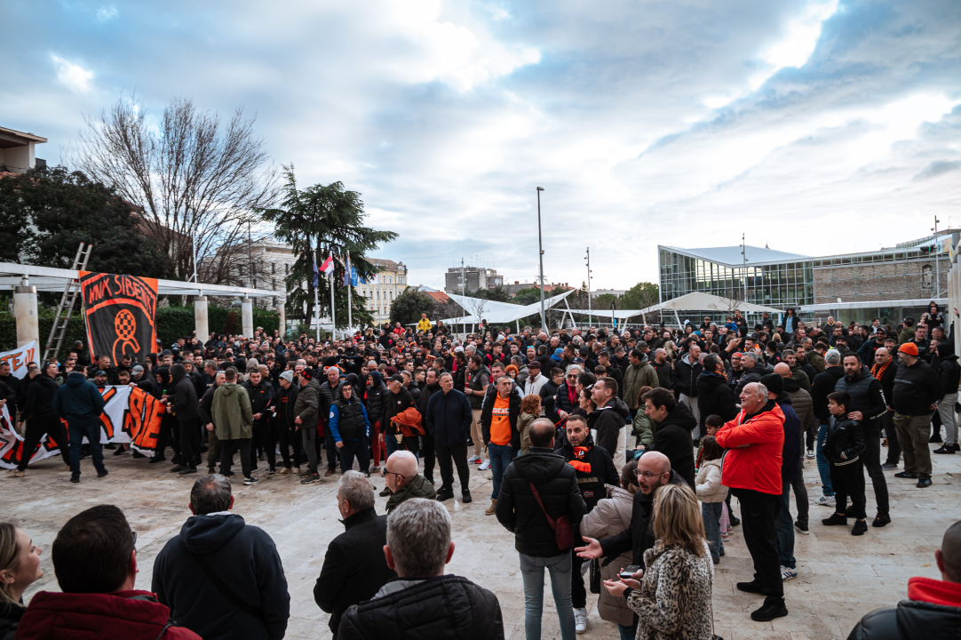 FOTO Funcuti ispred Grada odbili prihvatiti gašenje Šibenika: 'Šta će nam rotori kad nam odu dica?'