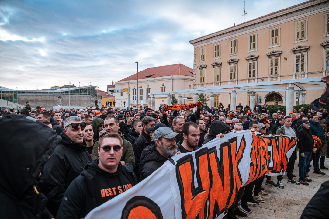 FOTO Funcuti ispred Grada odbili prihvatiti gašenje Šibenika: 'Šta će nam rotori kad nam odu dica?'