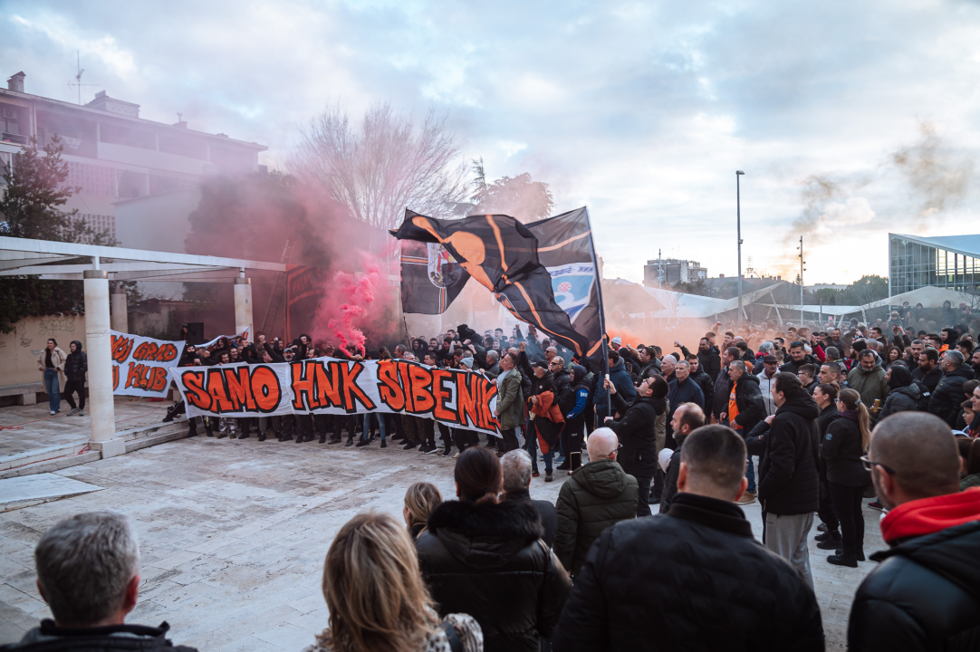 FOTO Funcuti ispred Grada odbili prihvatiti gašenje Šibenika: 'Šta će nam rotori kad nam odu dica?'