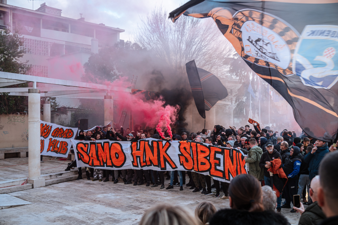 FOTO Funcuti ispred Grada odbili prihvatiti gašenje Šibenika: 'Šta će nam rotori kad nam odu dica?'
