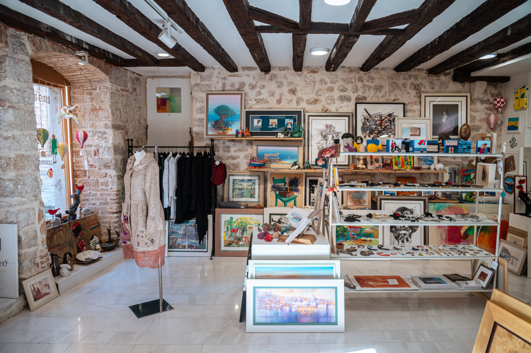 FOTO Otkrijte novu keramiku, odlične popuste na modne kolekcije i pogodnosti Silver kartice u Galeriji Juraj Dalmatinac!