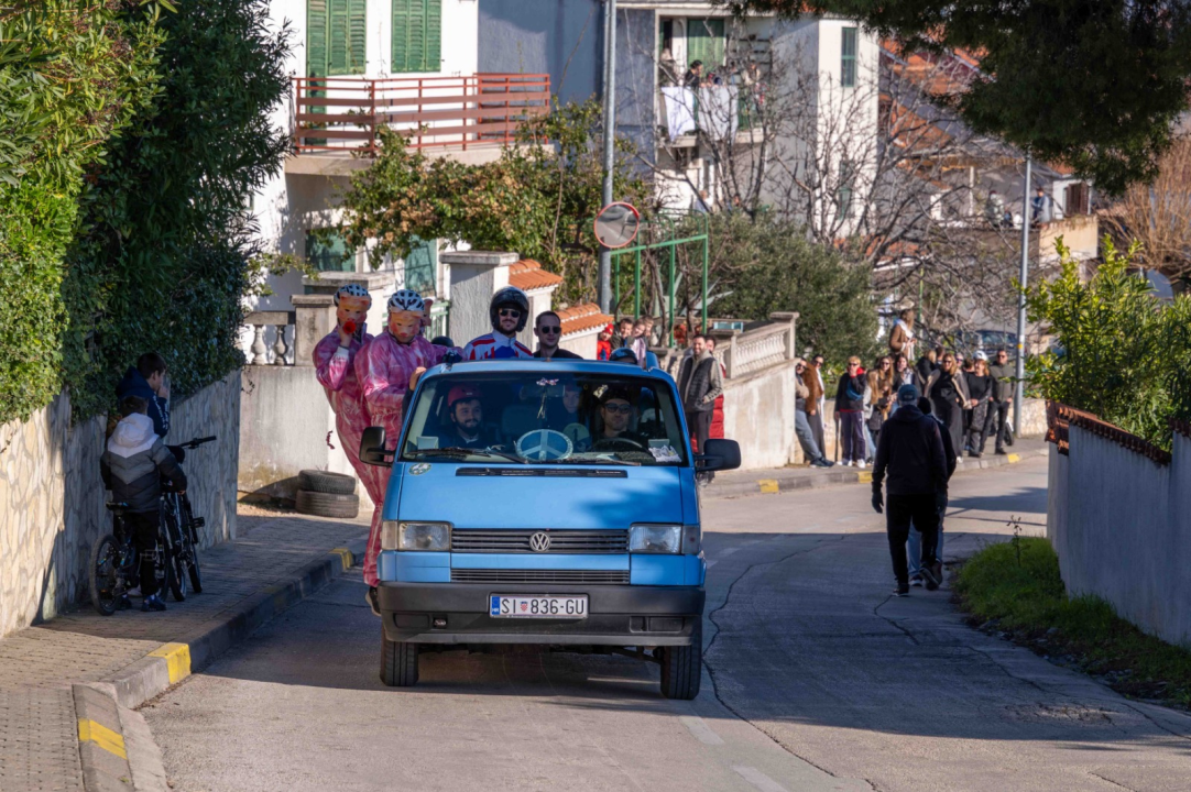Vodička pokladna tradicija: 3 velika praščića pobjednici trke karića na balinjere