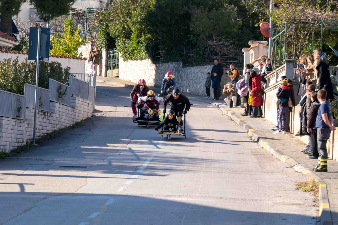 Vodička pokladna tradicija: 3 velika praščića pobjednici trke karića na balinjere