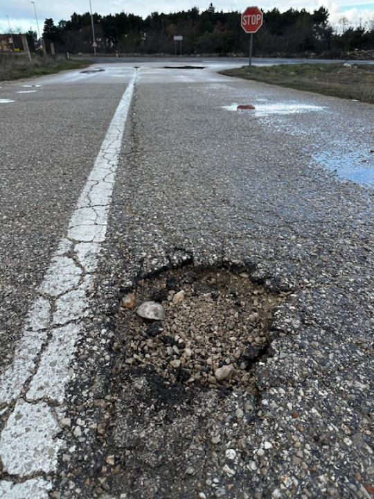 Mještani šibenskog zaleđa očajni zbog stanja ceste: 'Rupe se zakrpaju, obećanja ponove, a asfalt – i dalje čeka'