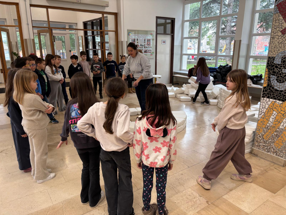 Prvašići šibenske OŠ Petra Krešimira IV okušali se u ulozi graditelja bunja