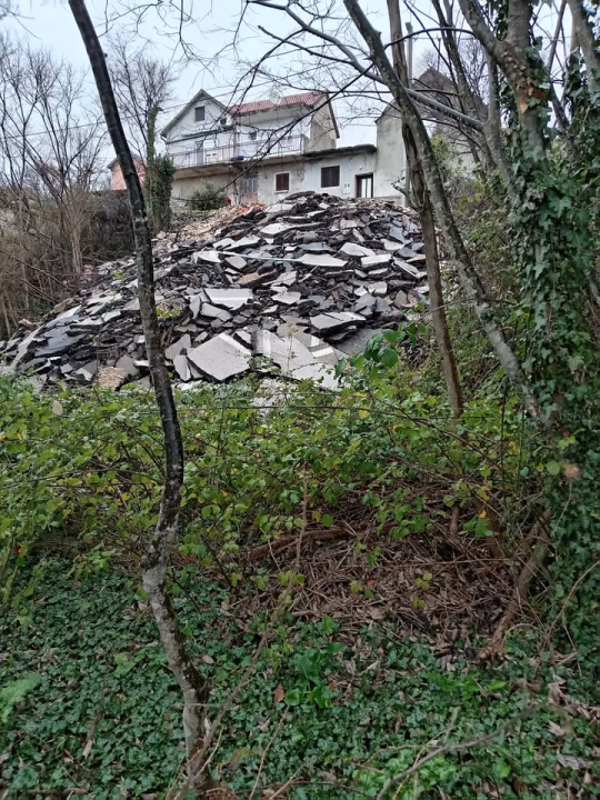 Hrpa građevinskog i asfaltnog otpada mjesecima u šumi uz kuće u Piramatovcima