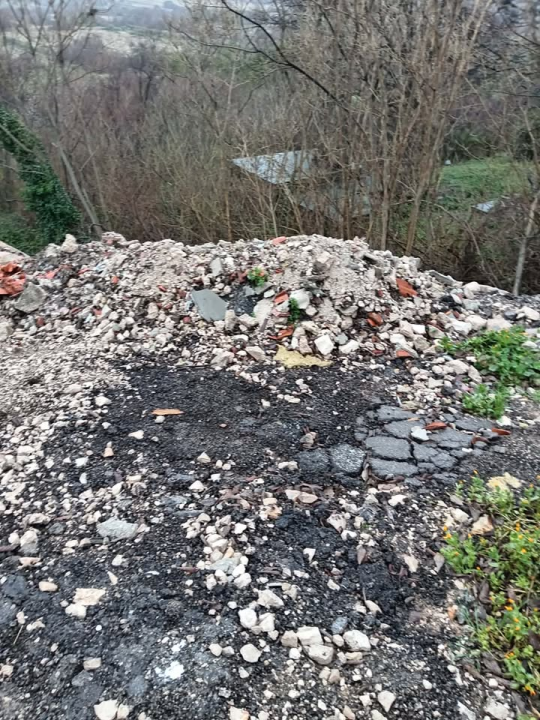 Hrpa građevinskog i asfaltnog otpada mjesecima u šumi uz kuće u Piramatovcima