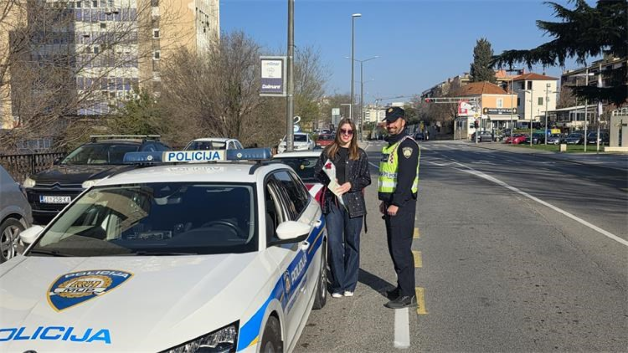 FOTO Šibenski policajci dijelili ruže savjesnim vozačicama 