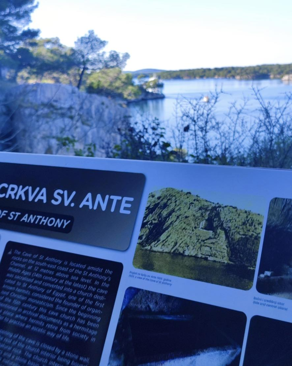 Uređena staza do špilje s crkvicom u Kanalu sv. Ante